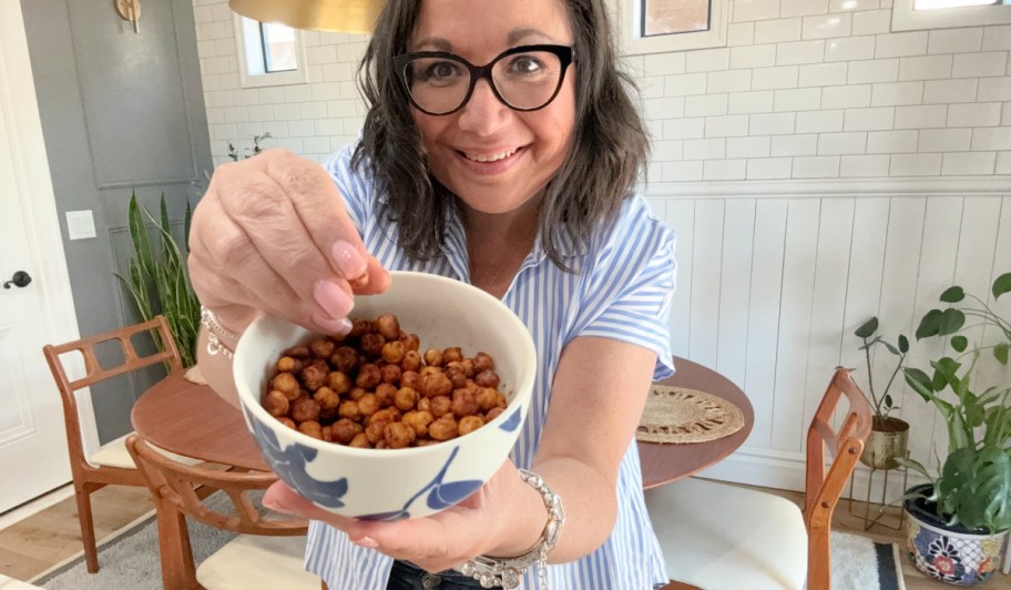 woman holding crunchy chickpeas in a bowl