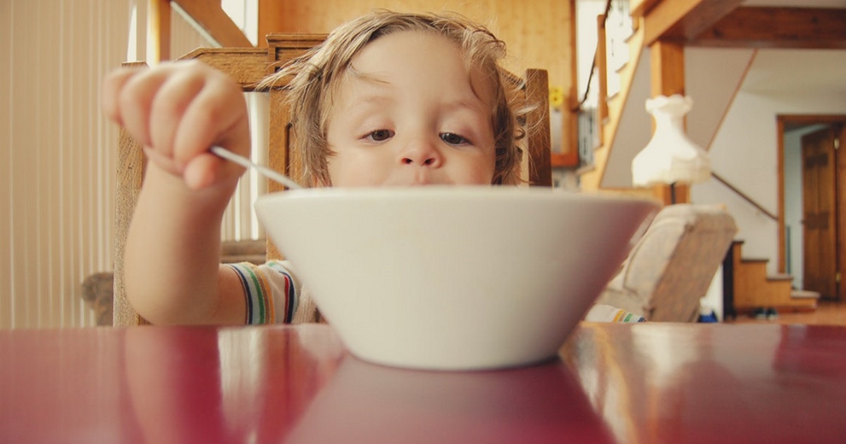 kelloggs honey smacks recalled salmonella – boy with cereal bowl