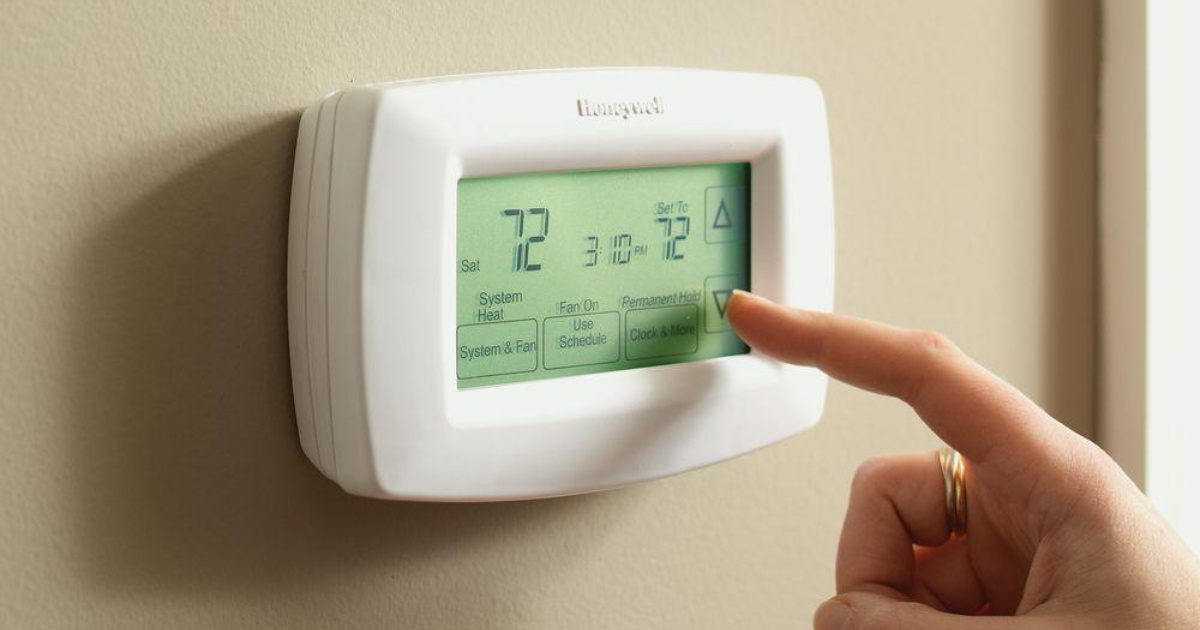 Finger pushing screen set the ac temperature in summer