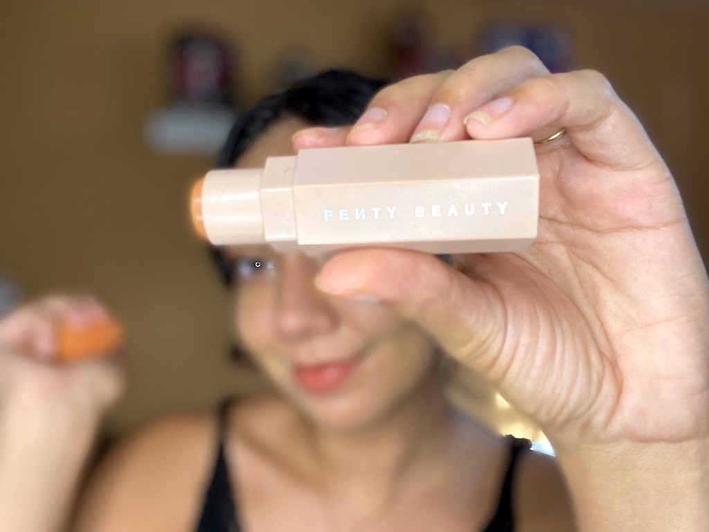 Holding Fente Beauty contour stick 