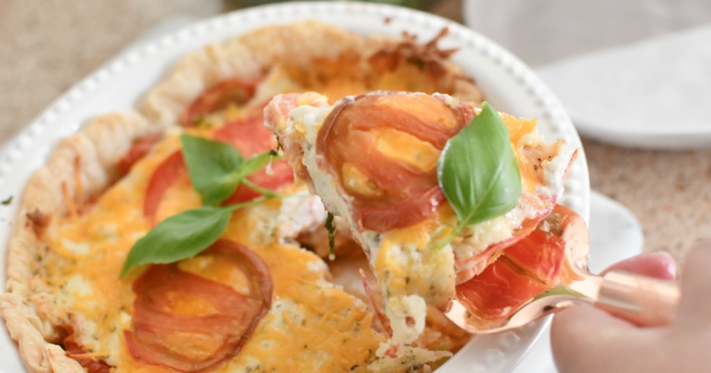 slicing a tomato pie