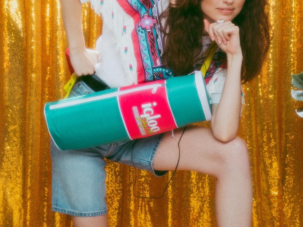 woman wearing Igloo Retro sling drink holder
