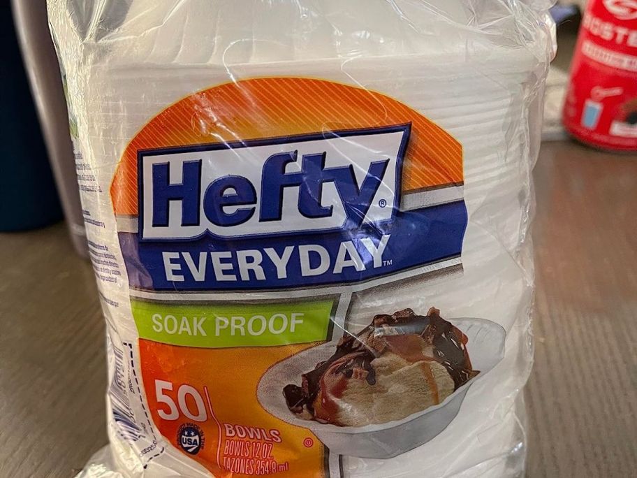 A pack of Hefty Everyday Foam Bowls