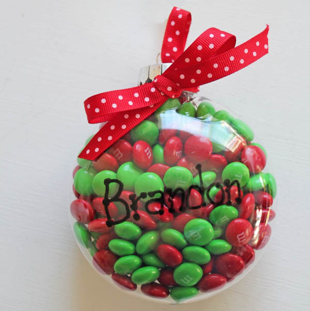 An easy personalized DIY Christmas Ornament filled with M&Ms from Simple30MinuteCrafts