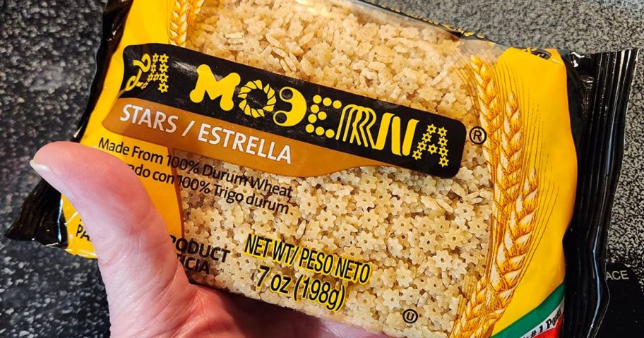 hand holding a bag of La moderna pasta