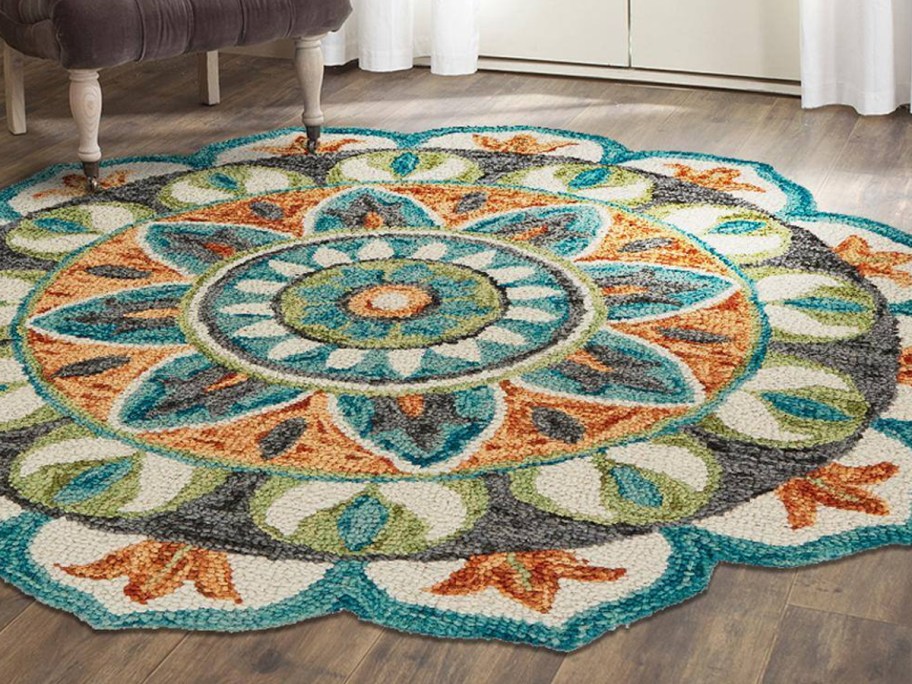 Daliah Geometric Teal:Green 5foot Round Medallion Indoor Area Rug in a living room
