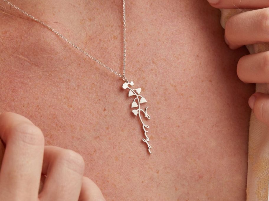 A woman wearing a flower necklace