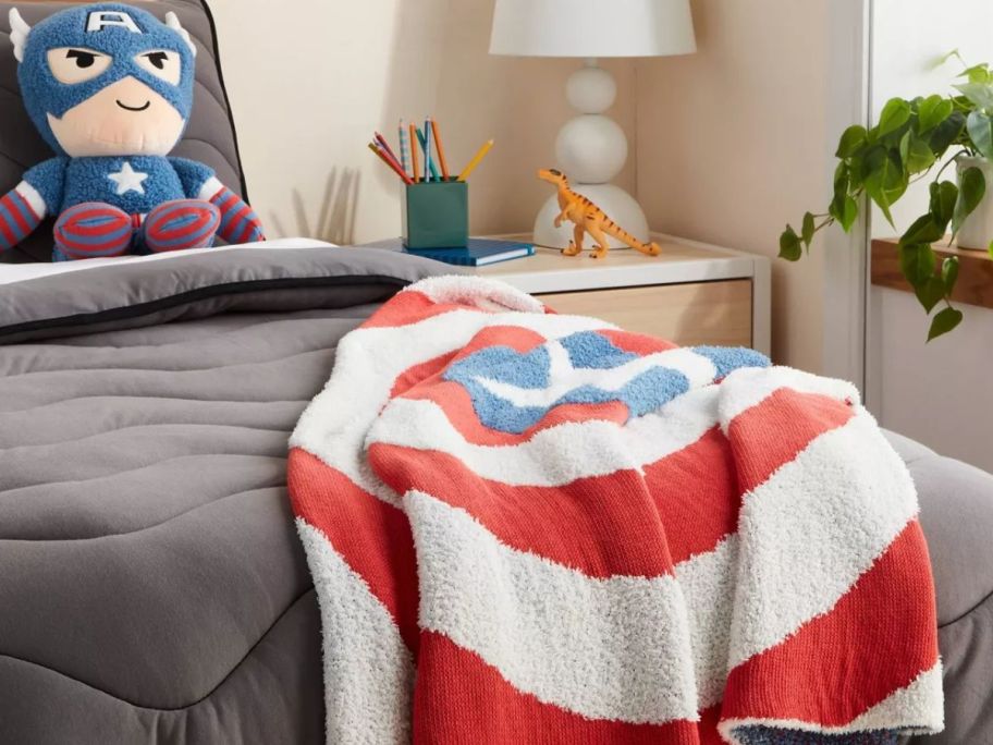 Pillowfort Marvel 58"x48" Captain America Throw Blanket 