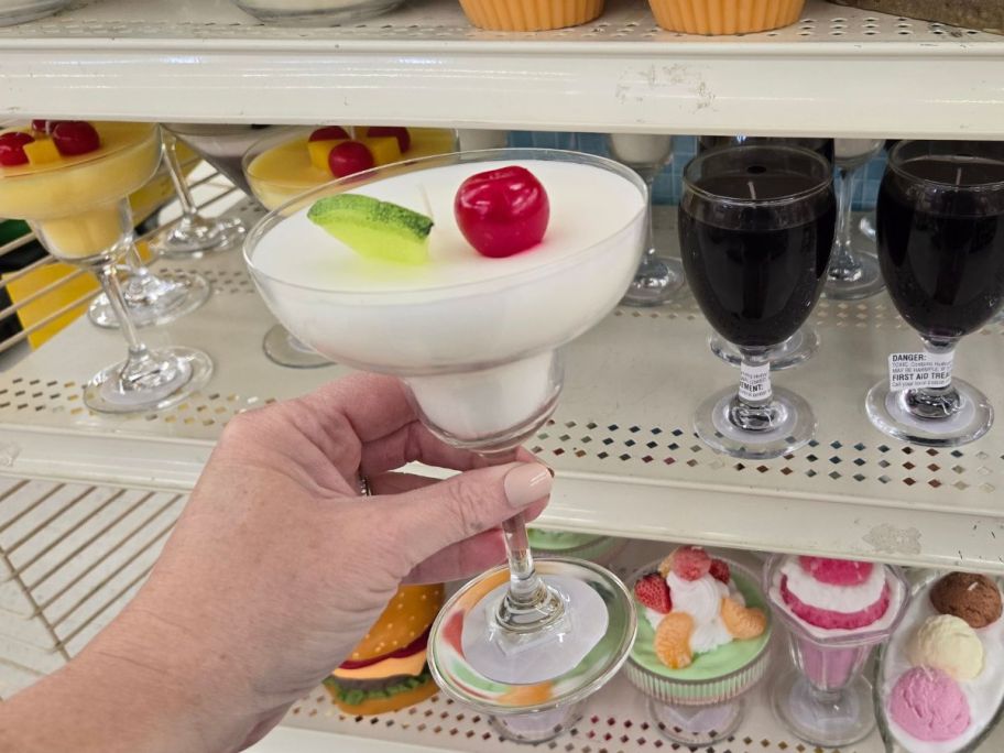 A candle that looks like a daiquiri 
