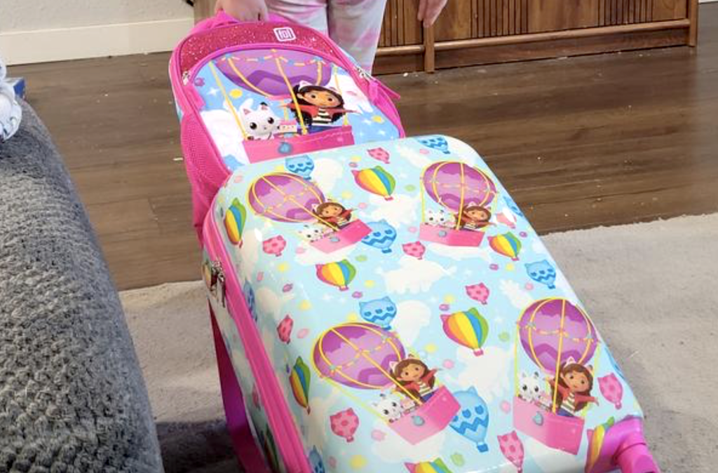 little girl carrying luggage set 