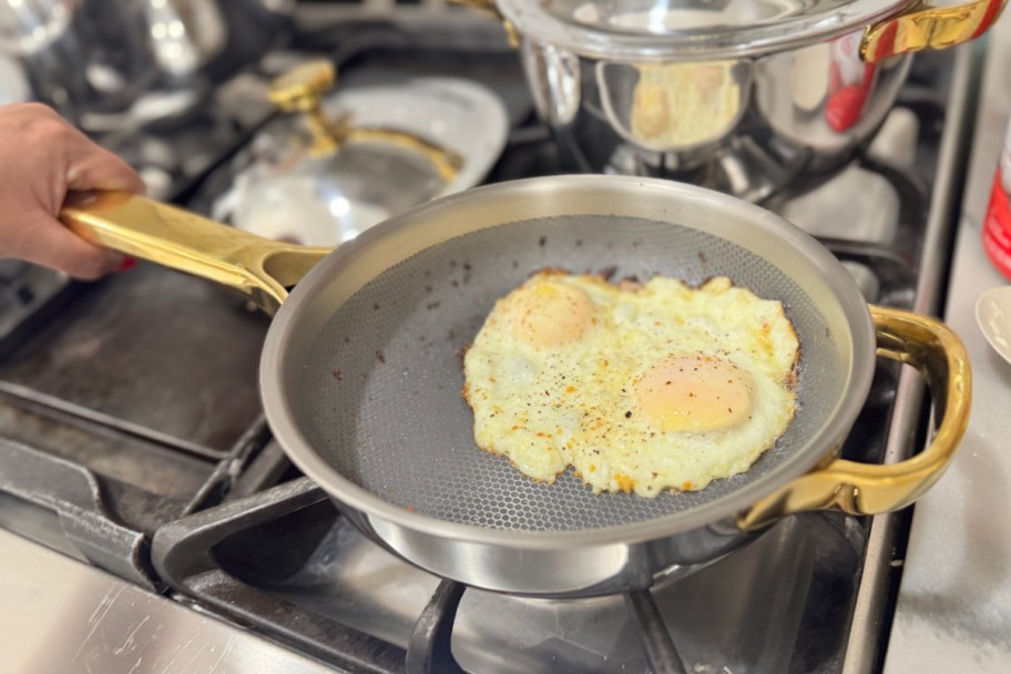 cooking fried egg on titanium pan