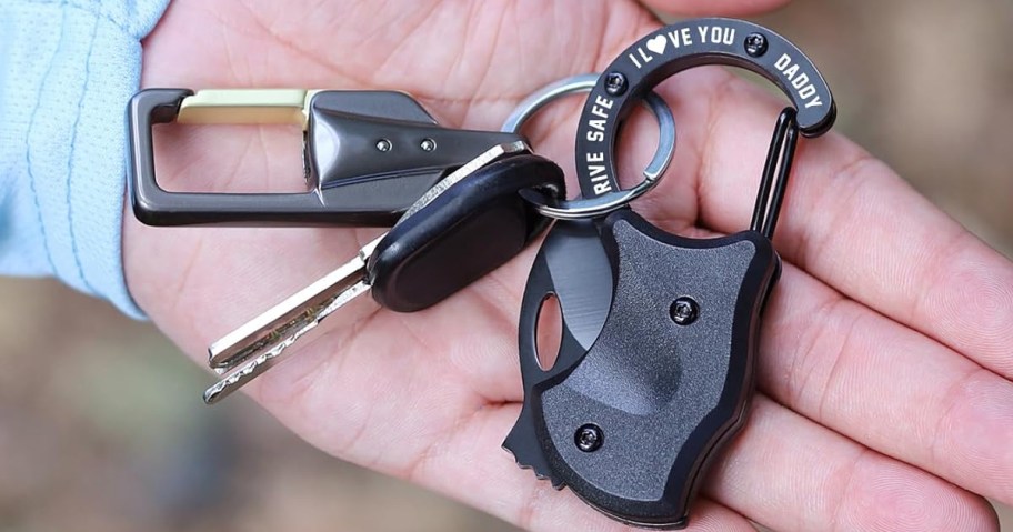 OOPERAY Keychain Knife:Box Cutter being held with keys by a man
